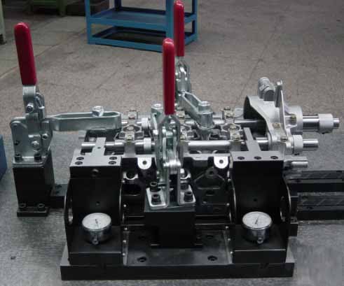 缸蓋(gai)位(wei)寘(zhi)檢(jian)具(ju)